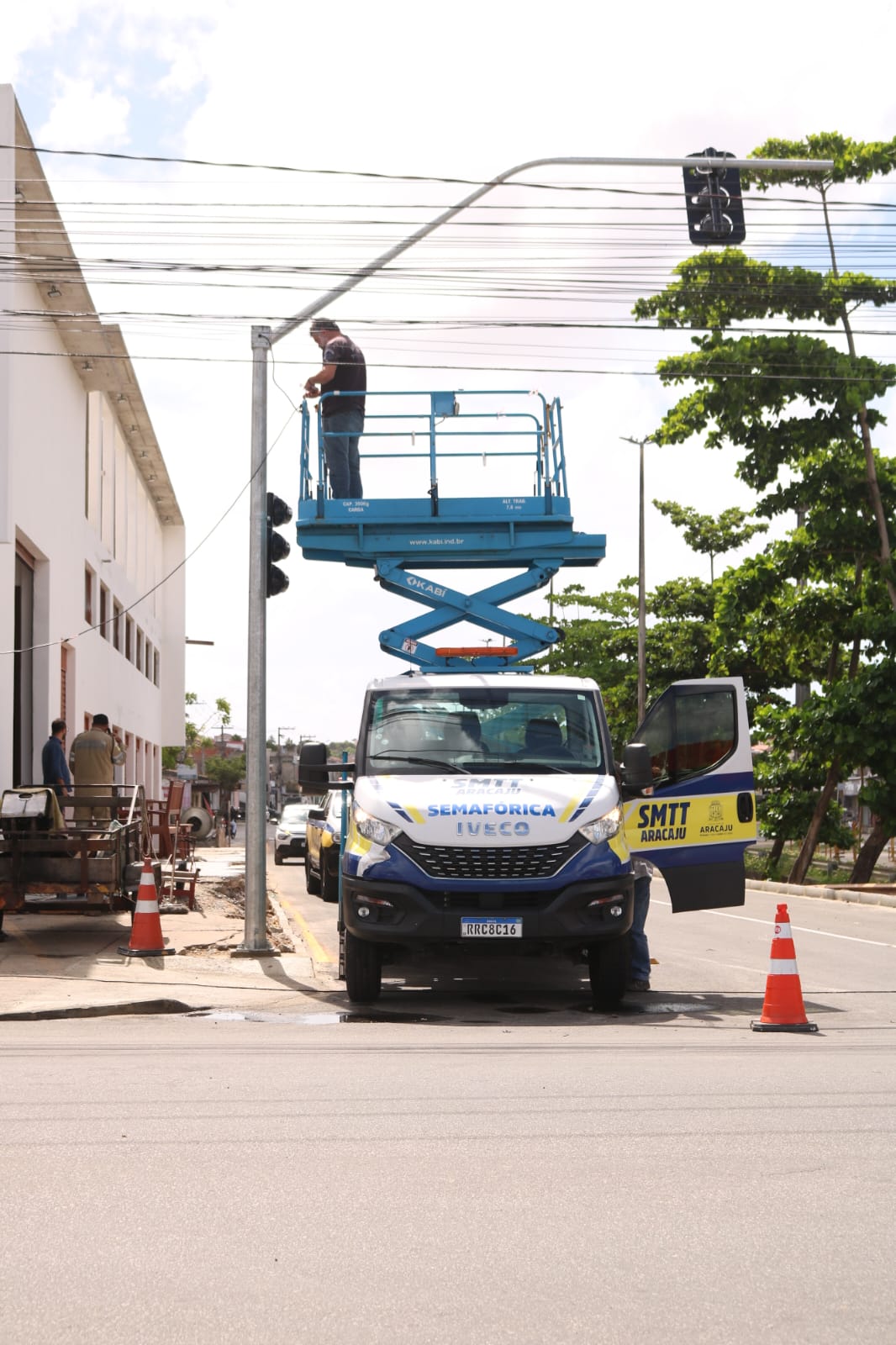 SMTT implanta ações emergenciais de sinalização na avenida Euclides Figueiredo - SMTT Aracaju